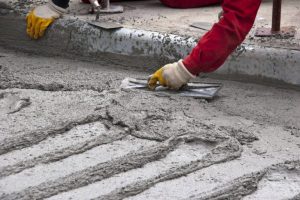 Как залить бетонную стяжку пола?